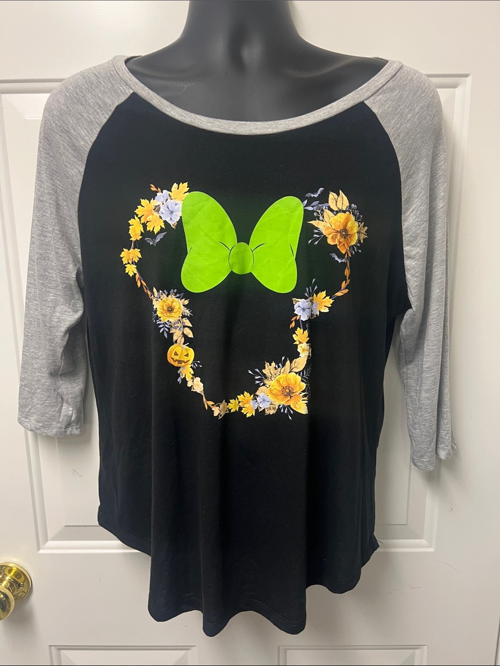 Disney Minnie Mouse Women’s Black & Gray Raglan Tee Bow Floral Heart Halloween